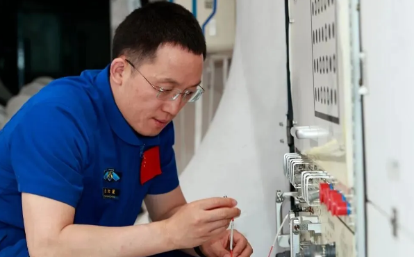 大連化物所張洪章研究員，在中國(guó)空間站開(kāi)展電化學(xué)實(shí)驗(yàn)！