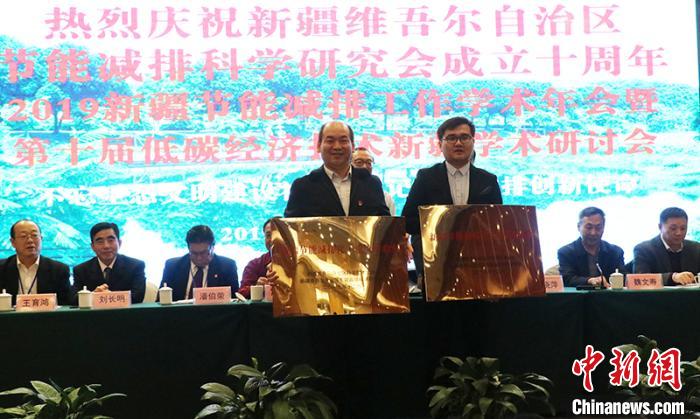 25日，新疆節(jié)能減排化工重點(diǎn)實(shí)驗(yàn)室正式授牌?！⊥跣≤?攝