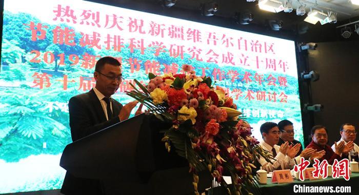 新疆節(jié)能減排科學(xué)研究會(huì)研究員、環(huán)保節(jié)能科學(xué)研究院院長(zhǎng)周彬介紹節(jié)能減排化工重點(diǎn)實(shí)驗(yàn)室?！⊥跣≤?攝