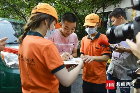 李麟瑞簽收錄取通知書。