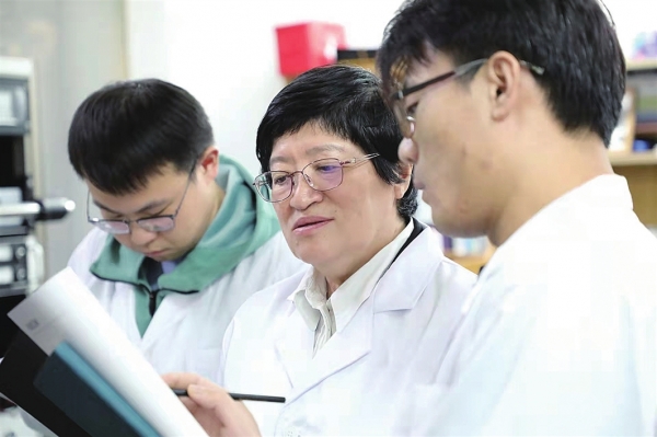 　　30多年來，遲力峰（中）致力于分子和表界面方向的研究?！跤浾?楊海石 攝